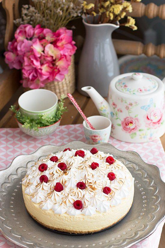 Tarta de queso con fruta de la pasión, anacardos, coco y dátiles Tarta de queso con fruta de la pasión, anacardos, coco y dátiles