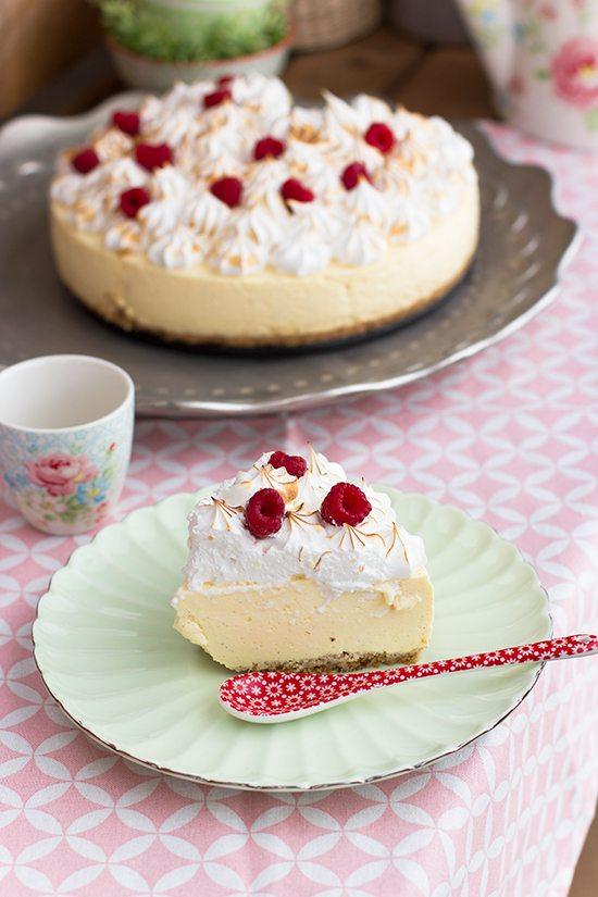 Tarta de queso con fruta de la pasión, anacardos, coco y dátiles Tarta de queso con fruta de la pasión, anacardos, coco y dátiles
