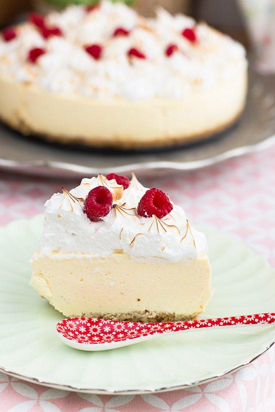 Tarta de queso con fruta de la pasión, anacardos, coco y dátiles Tarta de queso con fruta de la pasión, anacardos, coco y dátiles