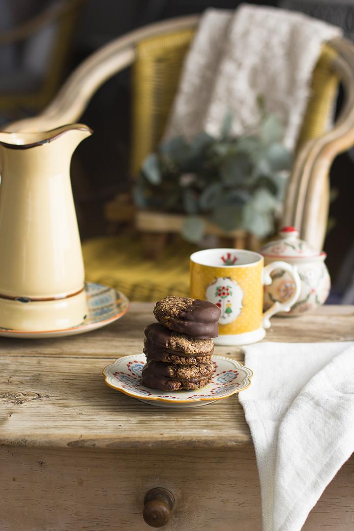 Cookies de avena con chocolate y relleno de dulce de dátiles Cookies de avena con chocolate y relleno de dulce de dátiles
