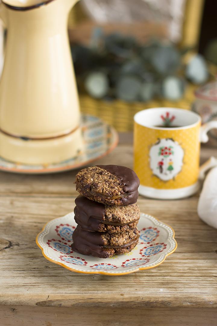 Cookies de avena con chocolate y relleno de dulce de dátiles Cookies de avena con chocolate y relleno de dulce de dátiles