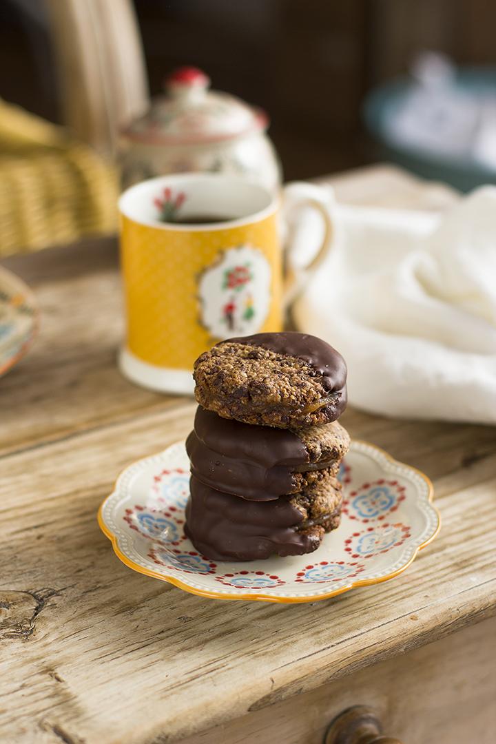 Cookies de avena con chocolate y relleno de dulce de dátiles Cookies de avena con chocolate y relleno de dulce de dátiles