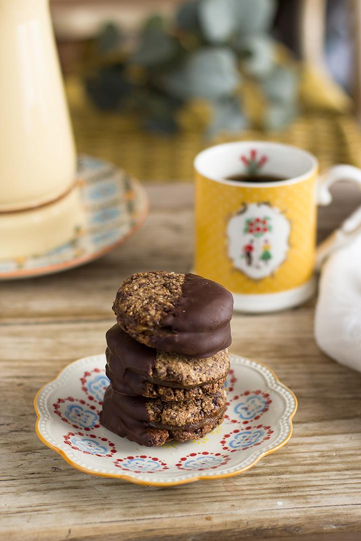 Cookies de avena con chocolate y relleno de dulce de dátiles Cookies de avena con chocolate y relleno de dulce de dátiles
