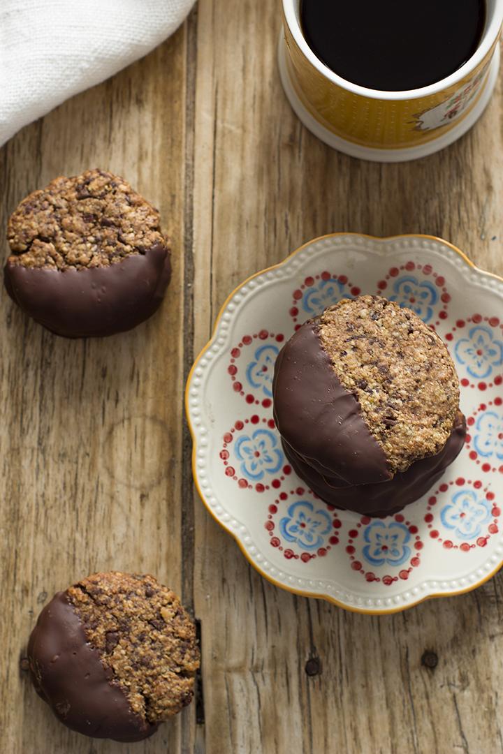 Cookies de avena con chocolate y relleno de dulce de dátiles Cookies de avena con chocolate y relleno de dulce de dátiles