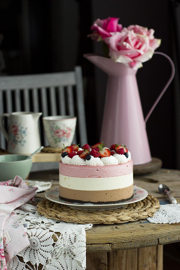 Tarta Napolitana sin horno Chocolate con leche, Chocolate blanco y Fresas Tarta Napolitana sin horno Chocolate con leche, Chocolate blanco y Fresas