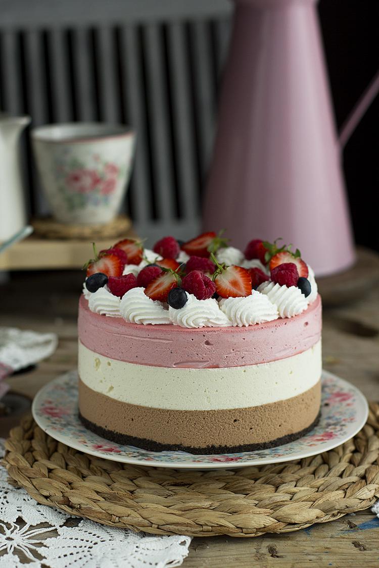 Tarta Napolitana sin horno Chocolate con leche, Chocolate blanco y Fresas Tarta Napolitana sin horno Chocolate con leche, Chocolate blanco y Fresas