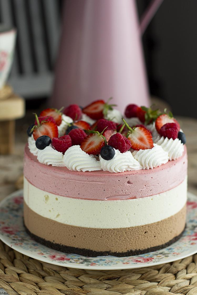 Tarta Napolitana sin horno Chocolate con leche, Chocolate blanco y Fresas Tarta Napolitana sin horno Chocolate con leche, Chocolate blanco y Fresas