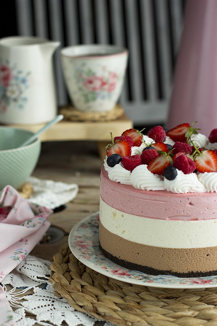 Tarta Napolitana sin horno Chocolate con leche, Chocolate blanco y Fresas Tarta Napolitana sin horno Chocolate con leche, Chocolate blanco y Fresas