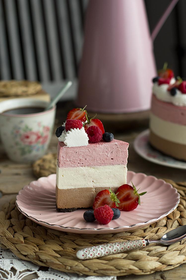 Tarta Napolitana sin horno Chocolate con leche, Chocolate blanco y Fresas Tarta Napolitana sin horno Chocolate con leche, Chocolate blanco y Fresas