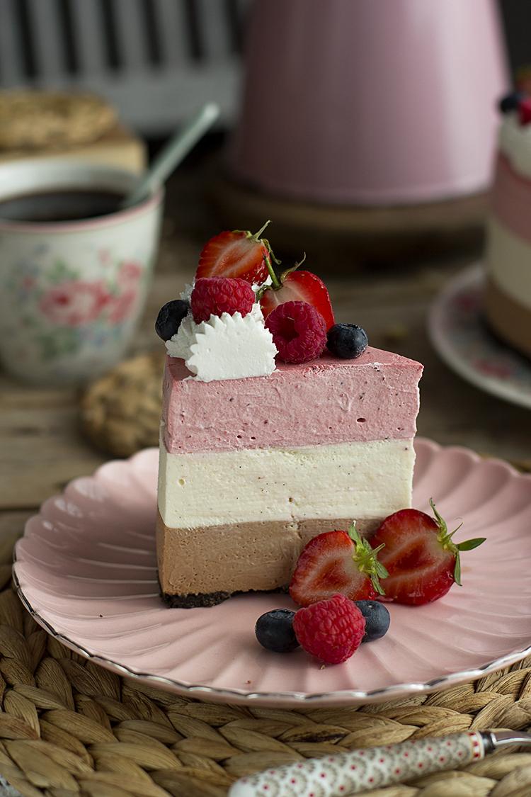 Tarta Napolitana sin horno Chocolate con leche, Chocolate blanco y Fresas Tarta Napolitana sin horno Chocolate con leche, Chocolate blanco y Fresas