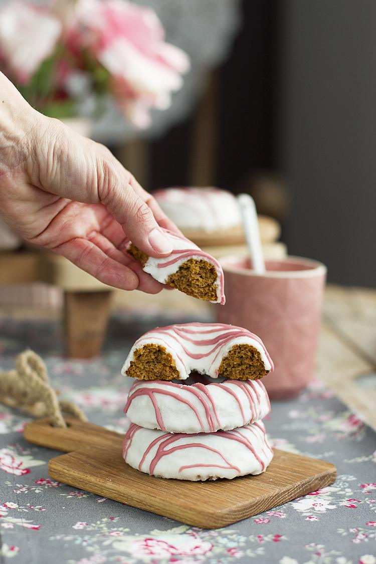 Coconuts Donuts de Vainilla y Cobertura de coco esponjoso y deliciosos Coconuts Donuts de Vainilla y Cobertura de coco esponjoso y deliciosos
