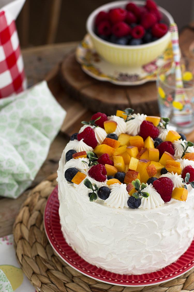 Tarta de Vainilla Melocotón y Frambuesa deliciosa para celebraciónes Tarta de Vainilla Melocotón y Frambuesa deliciosa para celebraciónes