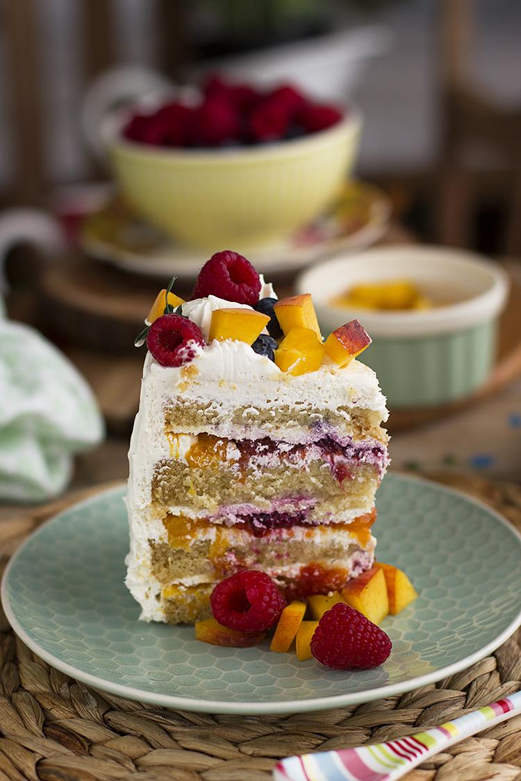 Tarta de Vainilla Melocotón y Frambuesa deliciosa para celebraciónes Tarta de Vainilla Melocotón y Frambuesa deliciosa para celebraciónes
