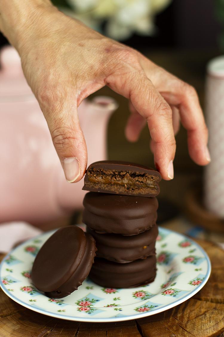 Alfajores de Chocolate la versión chocolateada de un clásico Alfajores de Chocolate la versión chocolateada de un clásico