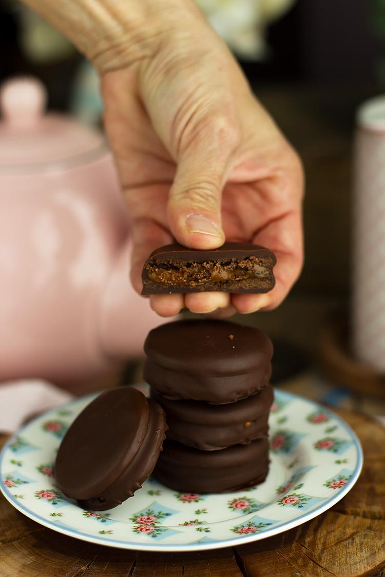 Alfajores de Chocolate la versión chocolateada de un clásico Alfajores de Chocolate la versión chocolateada de un clásico
