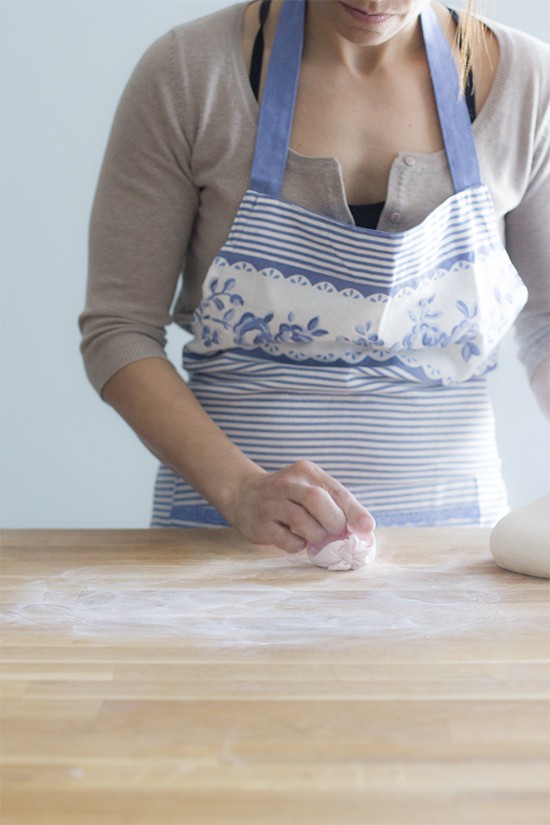 ¿Cómo forrar una tarta con fondant?