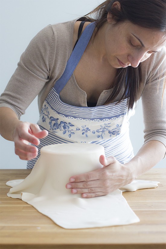 Como Cubrir Una Tarta Con Fondant7