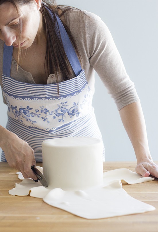 ¿Cómo forrar una tarta con fondant?